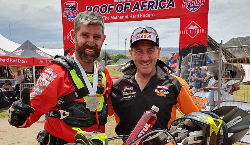 A l'arrivée avec le toujours souriant Alfi au petit soin pour ces pilotes romain duchene alfi cox roof of africa