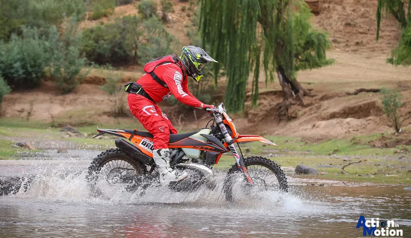Au Lésotho ils ne se posent pas trop la question de savoir si l'on peut traverser les ruisseaux à moto ou non , c'est pas la France ... roof of africa duchene 2019 j2