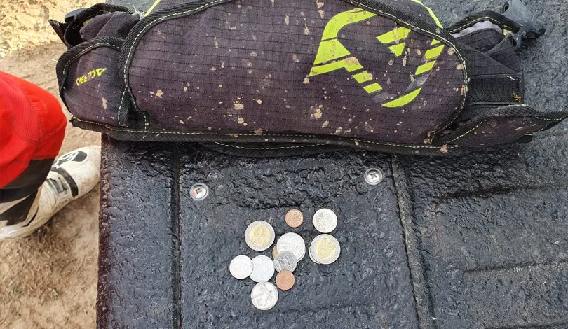 Toujours avoir de la petite monaie dans sa sacoche banane au cas ou vous auirez besoin d'aide sur le parcours sacoche enduro duchene roof of africa
