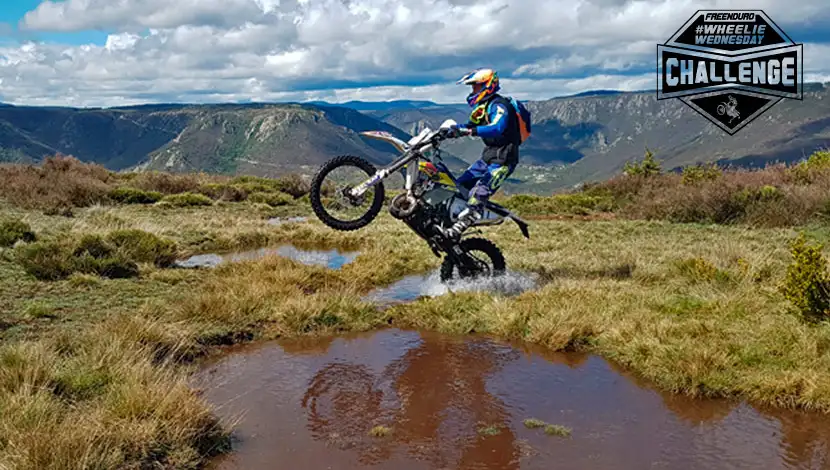 Moto wheeling enduro dans la neige