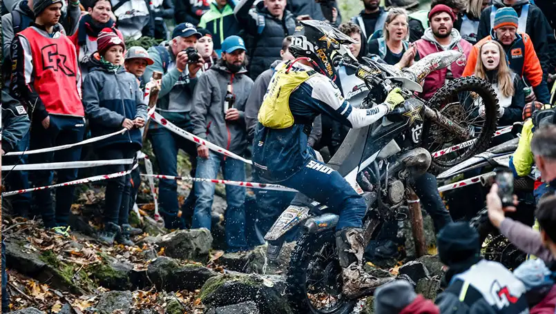 En début de course Bolt va galérer à cause d'un doight abimé mais il va vite se réprendre et retrouver sa concentration pour aller chercher le titre billy Bolt pilote hard enduro champion