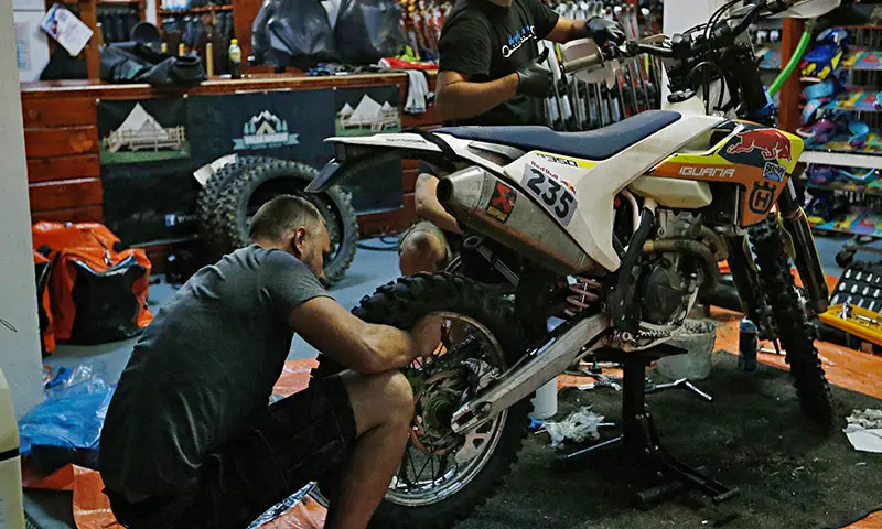 Réparer sa moto avec des pièces d'occasion ?