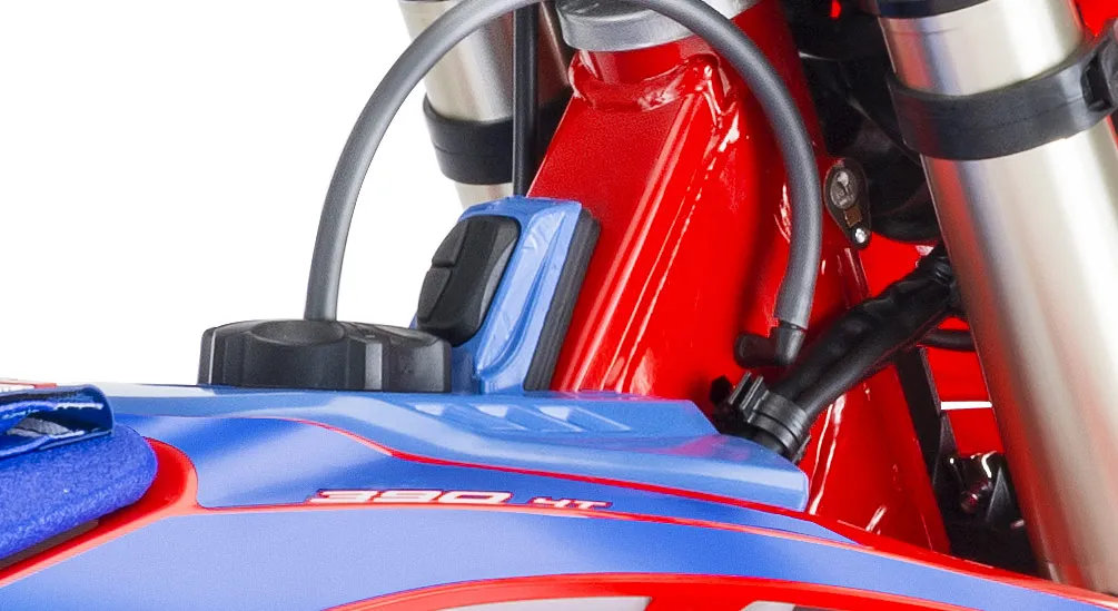 Gros plan sur le bouton de commande du traction control et de sélection des courbes de cartographie moteur traction control BETA RR Racing 4T MY22 rear