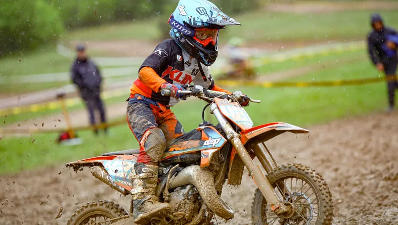 Pilote moto enduro kid Auzolle