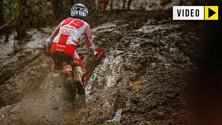 Andrea Verano dans la boue du GP de Slovaquie Enduro GP 2023 