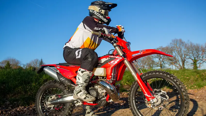 Pilote avec tenue Scott X-plore sur moto d'enduro Beta 300 RR