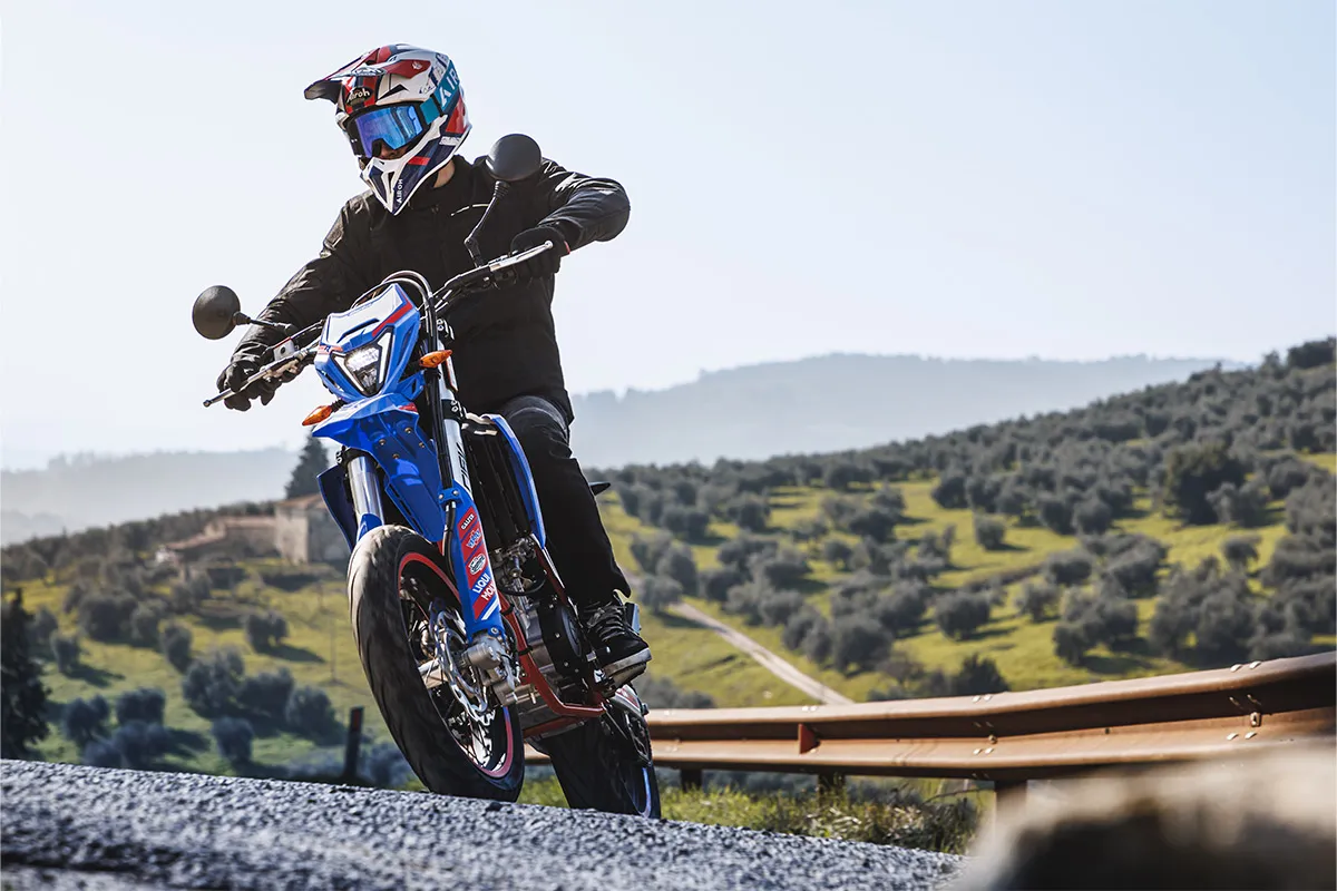 Jeune pilote avec une moto 125 Beta 