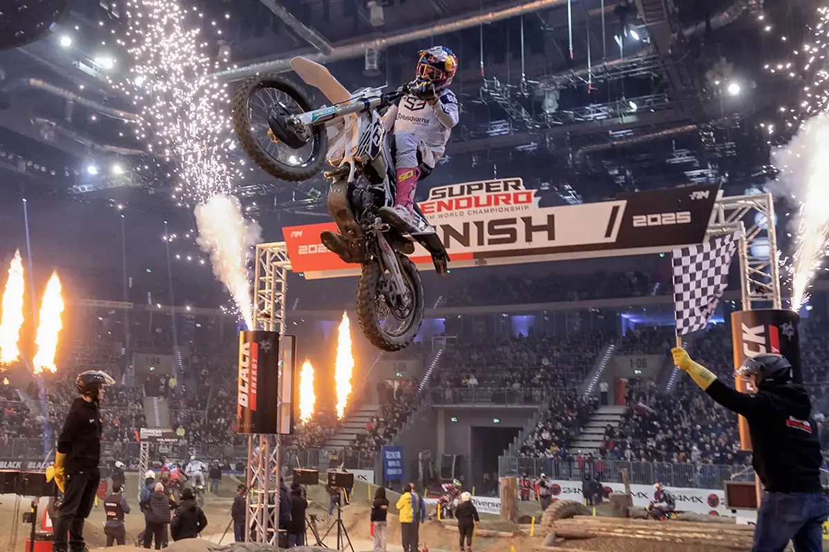 Billy Bolt superenduro arrivee jump