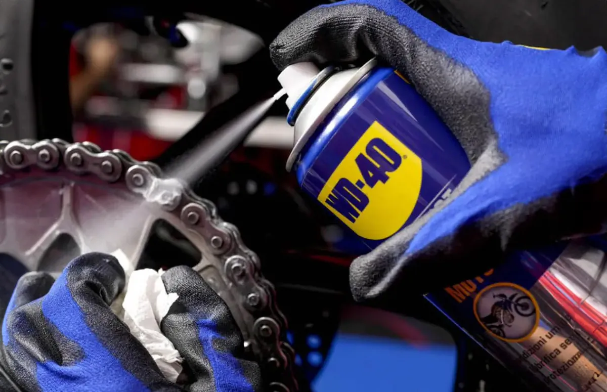 graisse chaîne moto WD-40