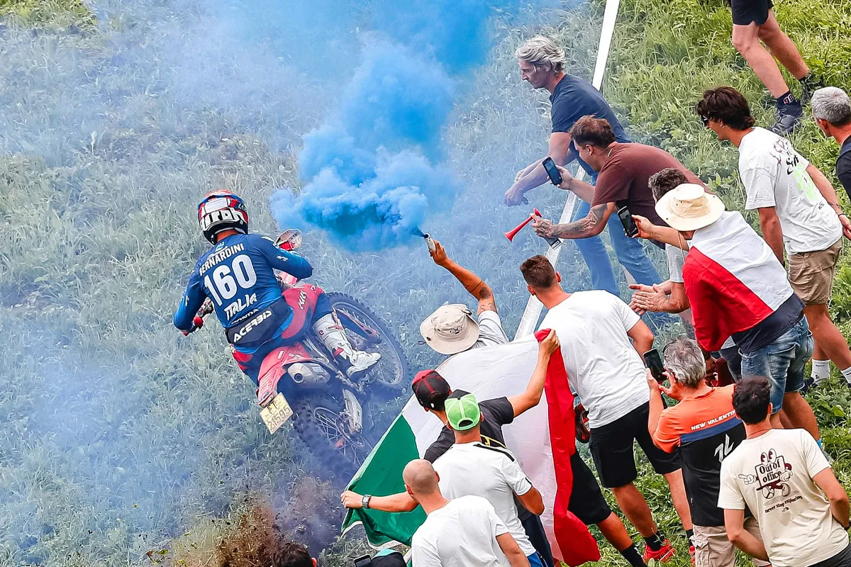 Andrea Verona devant public enduro Italien