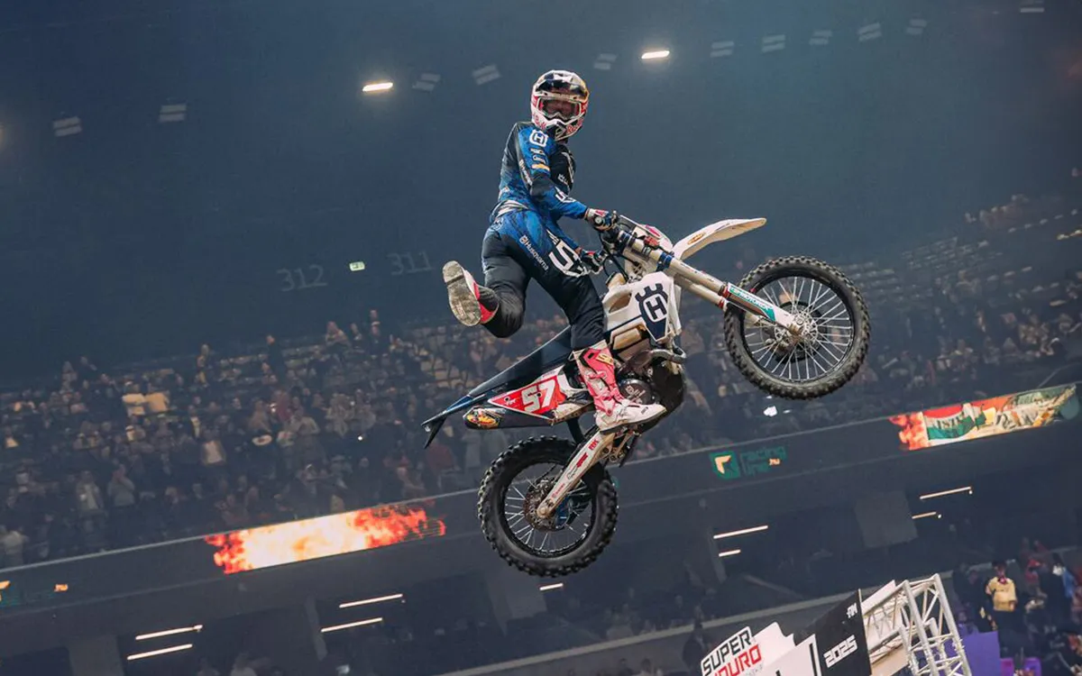 Billy Bolt saut d'arrivée SuperEnduro Hongrie