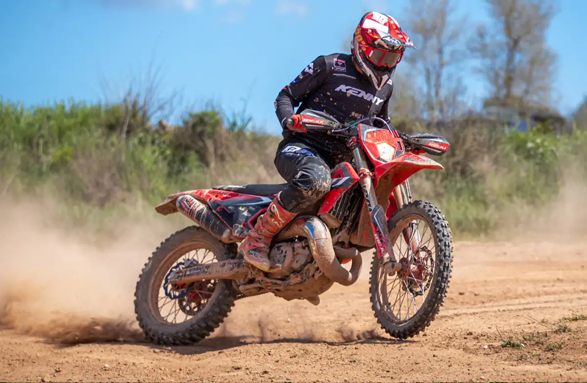 Moto Rieju 300 MR 2 temps en action franchissement