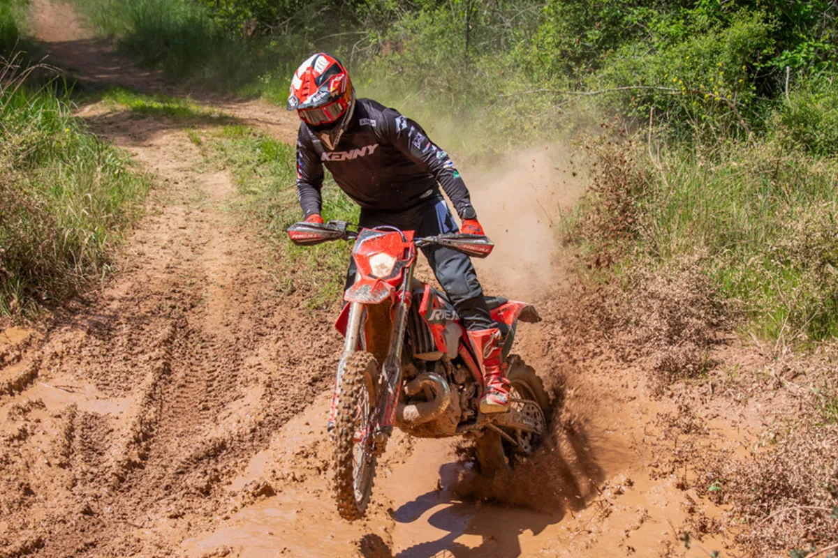 Pilote moto enduro Rieju 300