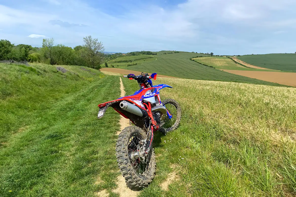 moto enduro chemin