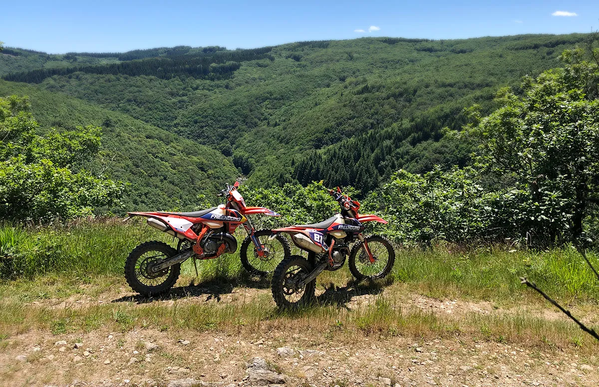 2 motos d'enduro