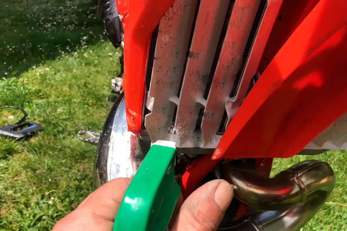 nettoyage plastique moto