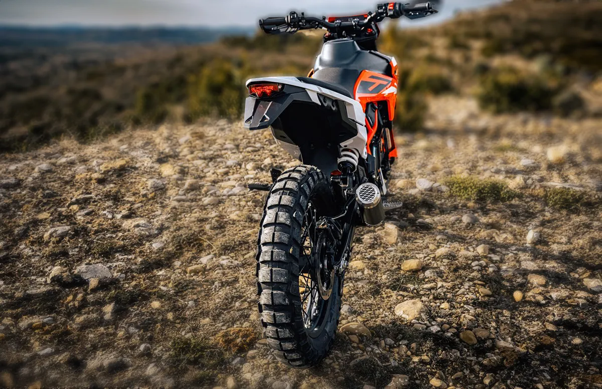 Pneu arrière mitas pour KTM 