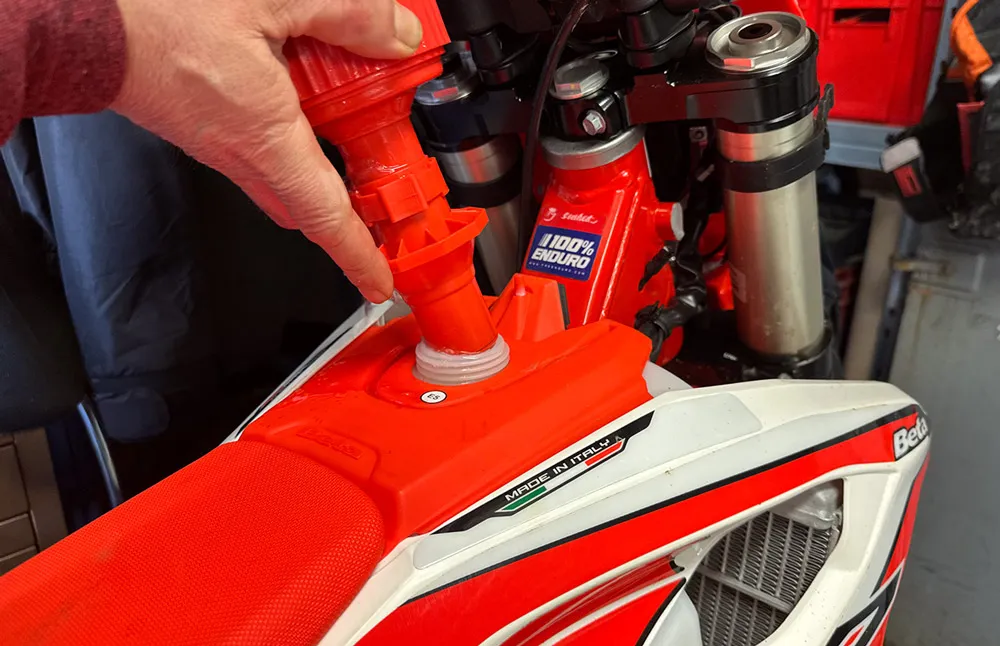 Remplissage réservoir enduro moto 2T