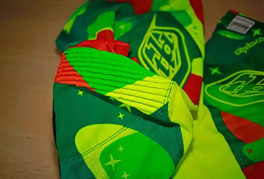 Gros plan sur le genou du SE Air 2016 qui est une des parties les plus travaillées de ce pantalon troy lee designs cosmic camo 16