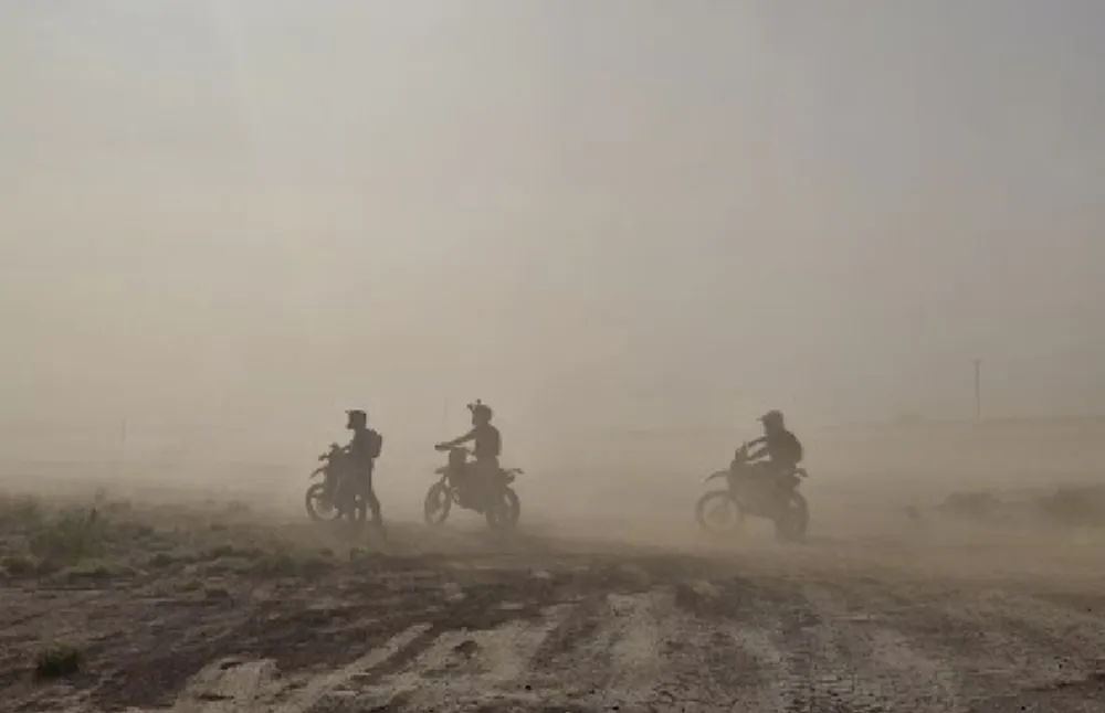 La visibilité tombe à zéro, la spéciale en ligne est annulée, et il devient trop risqué de s’aventurer dans les dunes.