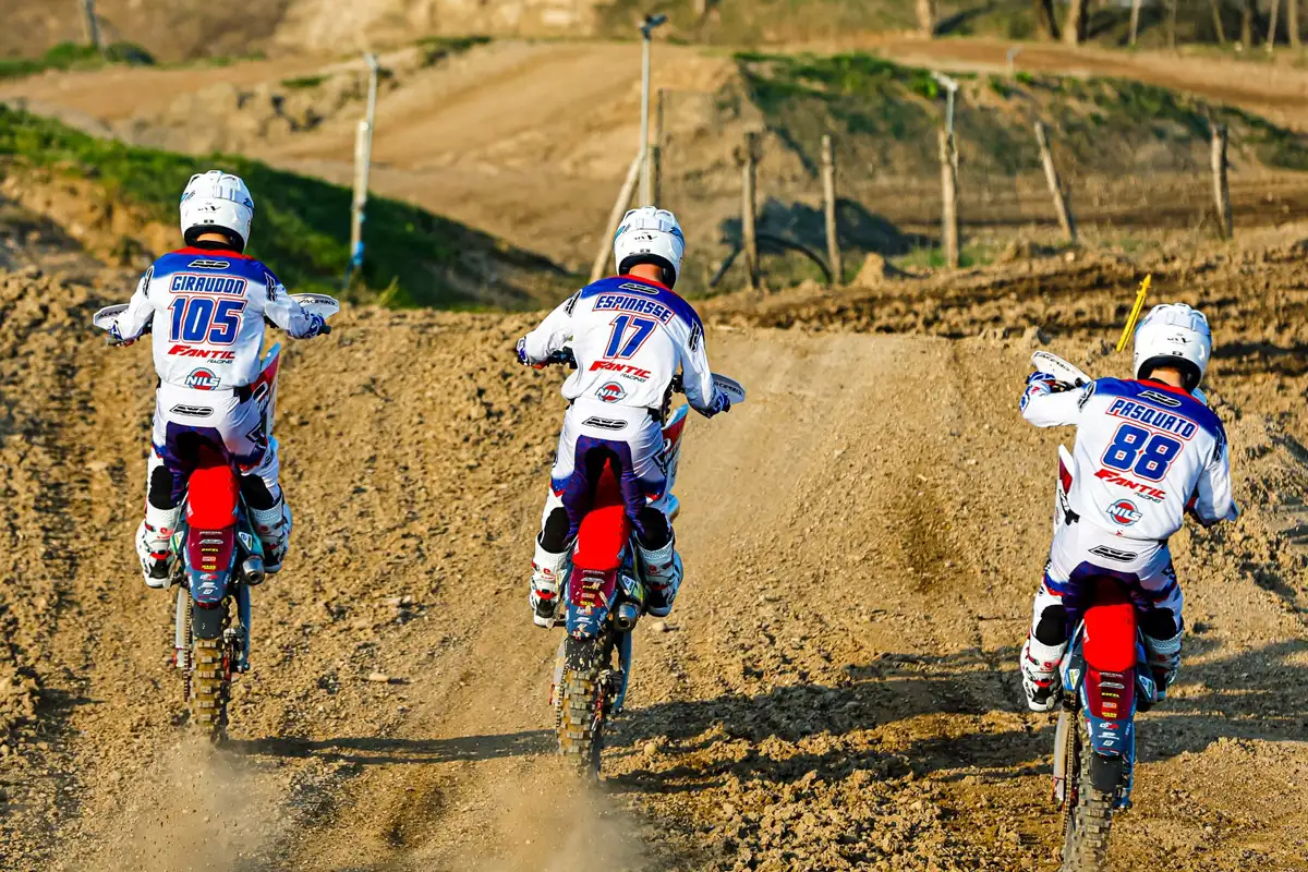 3 pilotes fantic racing enduro 2026