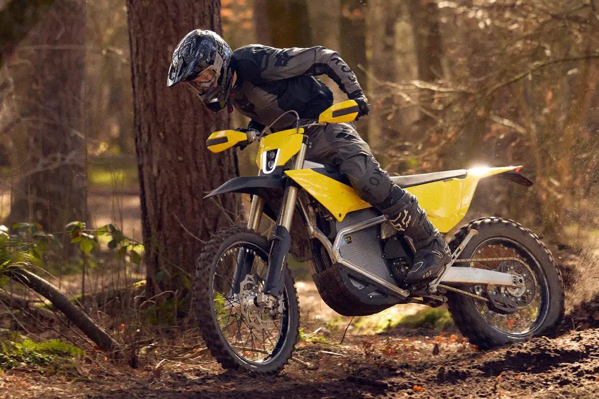 action pilote enduro moto radian EXR 2026