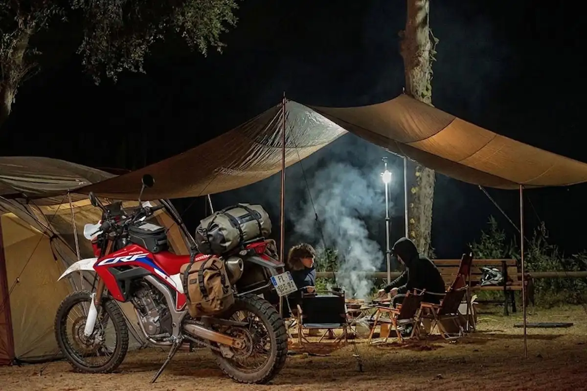 Bivouac nocture avec monde trail Honda