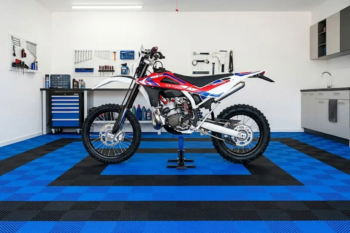garage moto avec dalles au sol