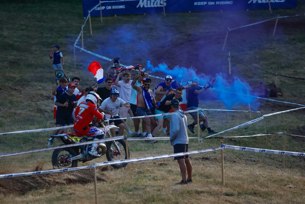 Fans Français enduro encourageant le pilote Fantic Théo Espinasse