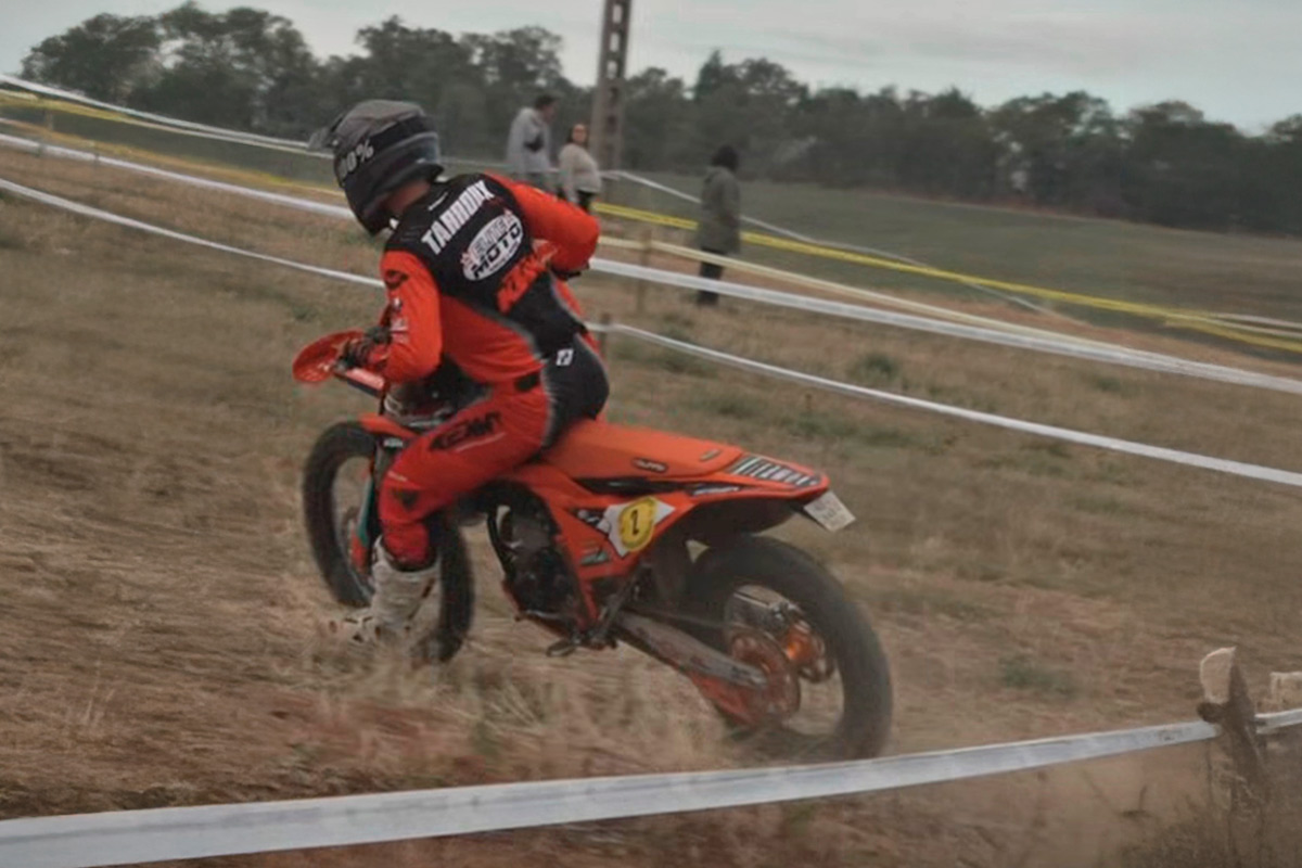 Jérémy Tarroux pilote KTM enduro  en avecion sur la spéciale n°1 de l'Aveyronnaise