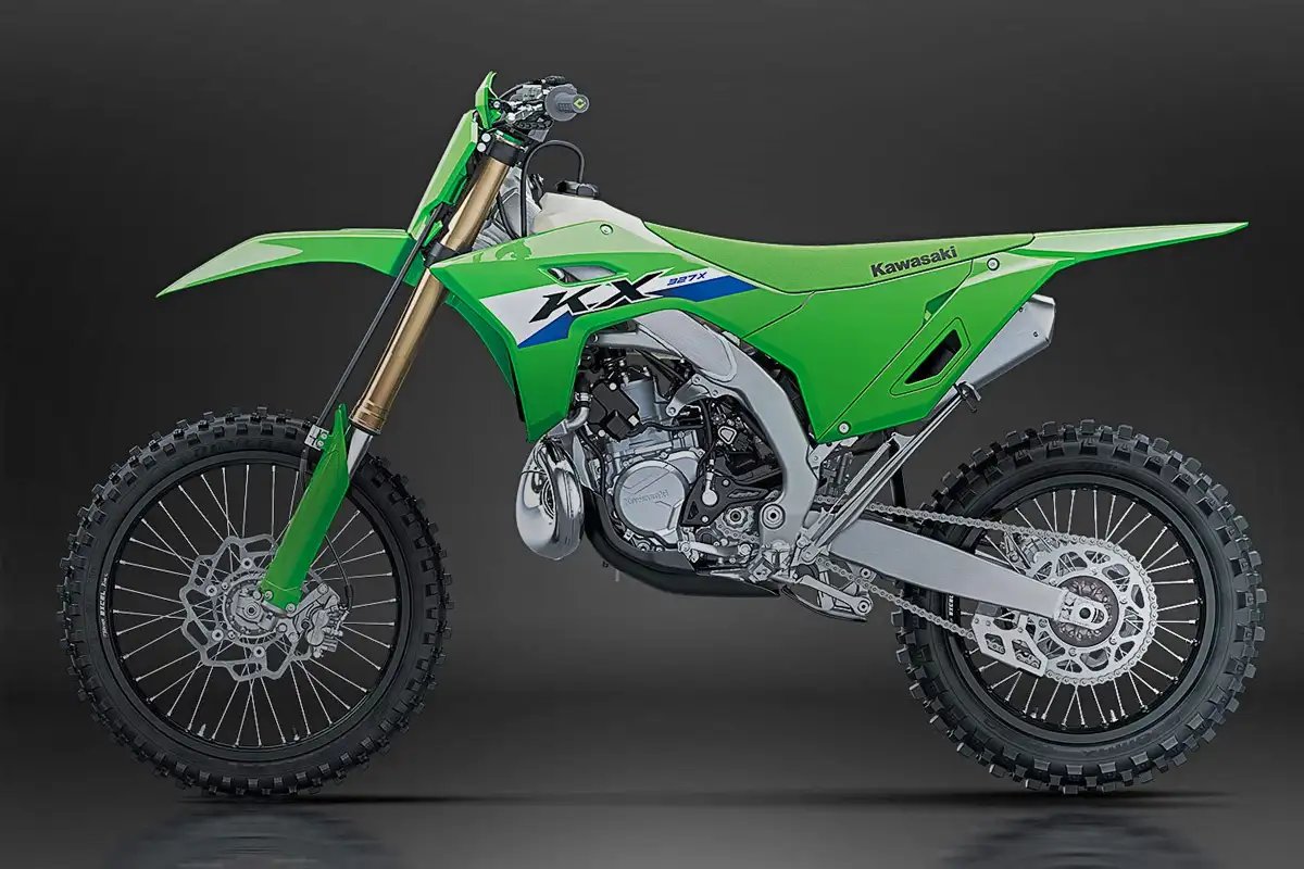L'ergonomie affinée de la Kawasaki KX327X 2027 facilite les mouvements du pilote dans le technique. Silhouette fine Kawasaki KX 327 X 2027