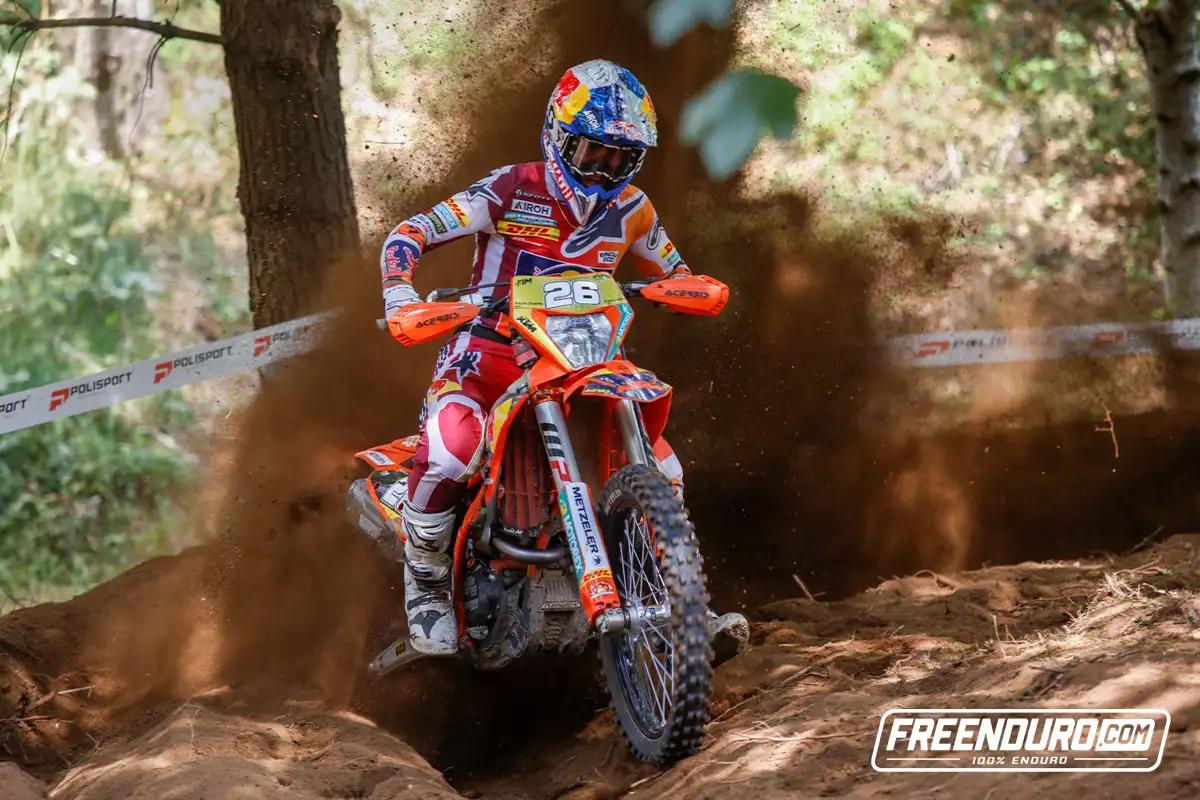 Josep Gracia pilote de moto enduro en action dans une ornière en sous-bois, reportage par Freenduro le média 100% enduro.