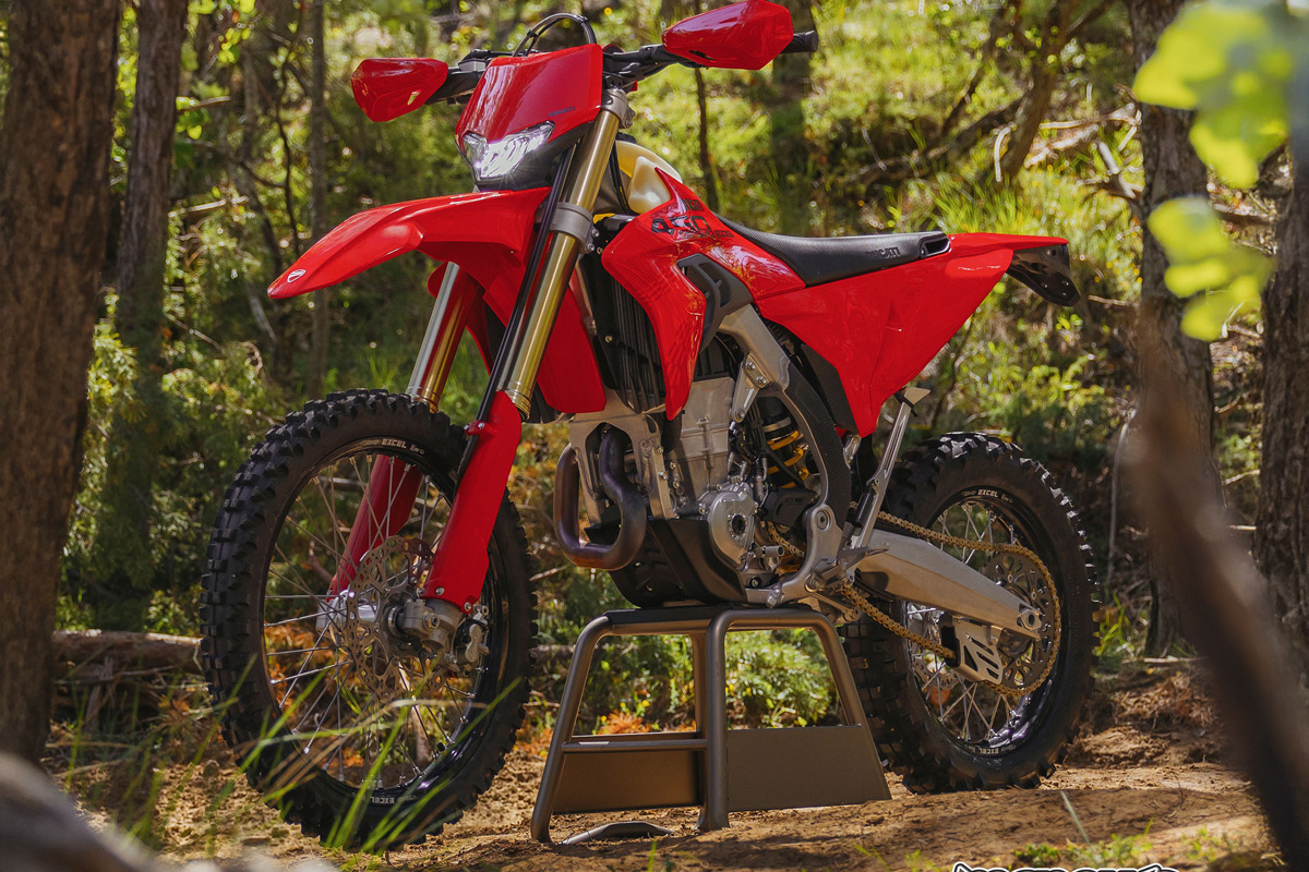 photo moto ducati Desmo 450 EDS enduro 2026 2