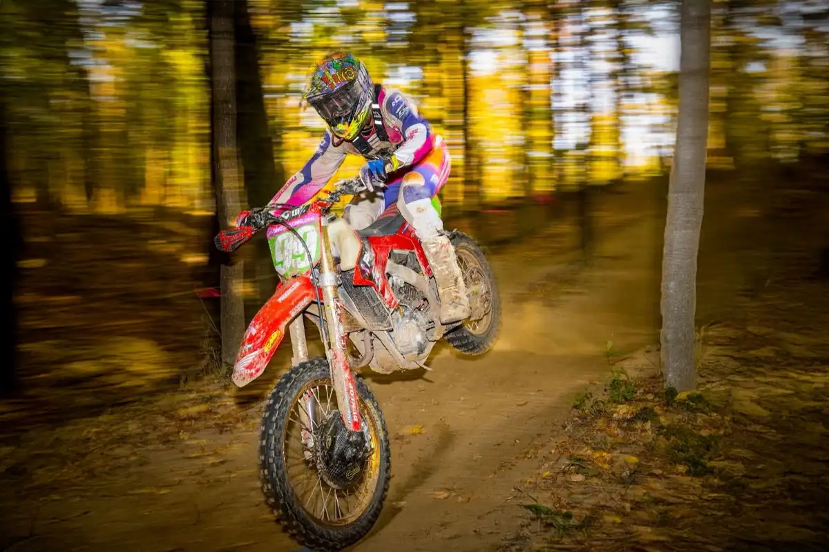 Pilote cross-country moto en action