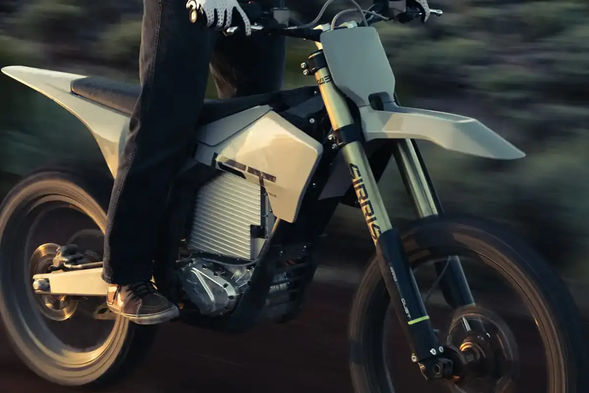 pilote dustmoto harley davidson moto electrique 3