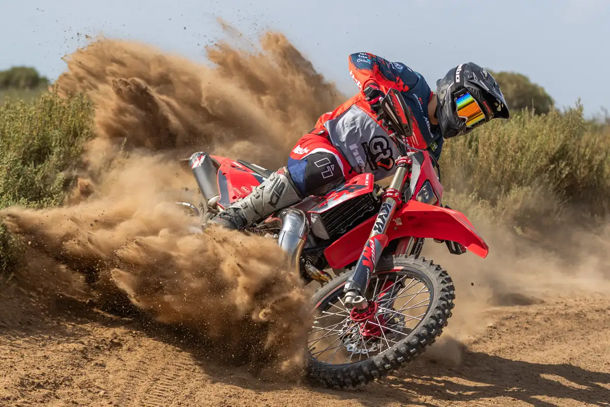 pilote enduro Rieju 300MRi pro 2027