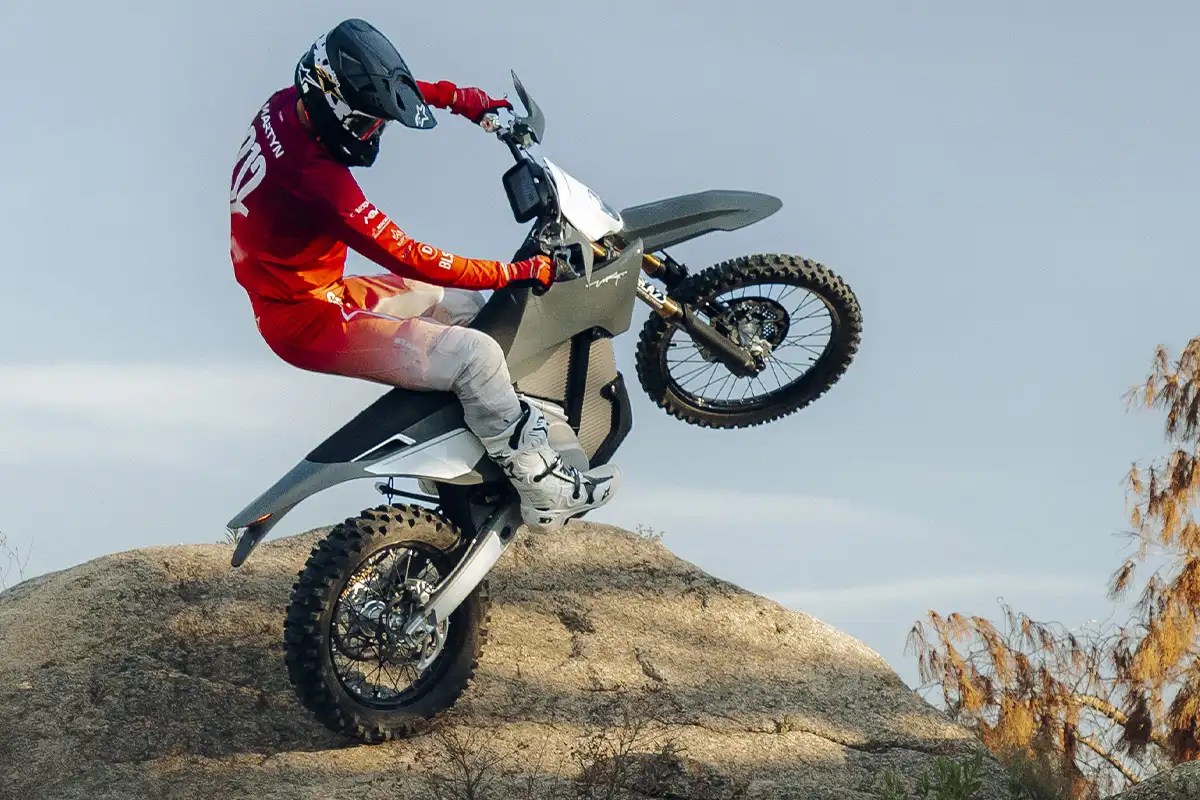 pilote sur la moto d'enduro électrique stark varg EX factory edition 2026