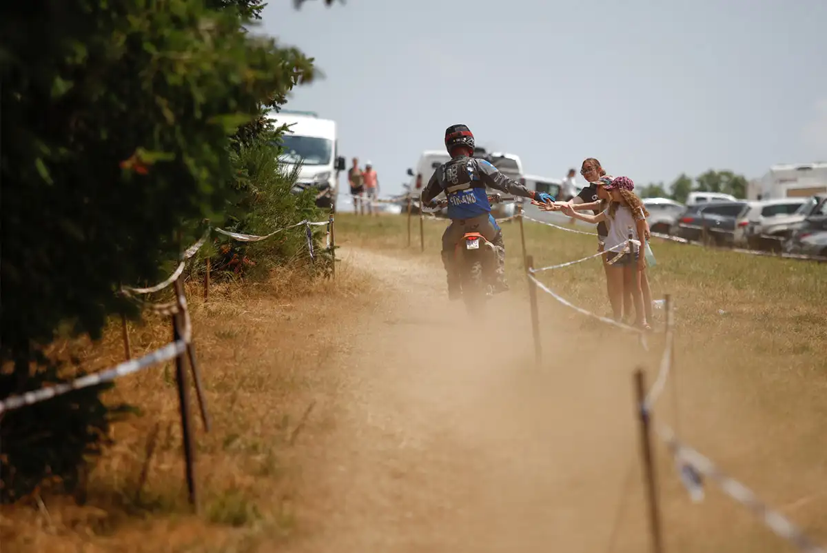 Un moment de complicité capté sur le parcours de ce GP de France, qui montre 'accessibilité et à la convivialité de l'enduro.