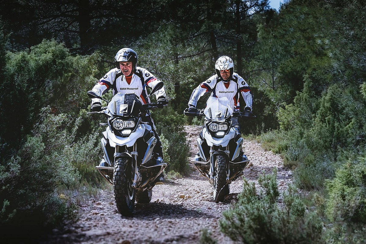 pilote moto BMW 2026 nature