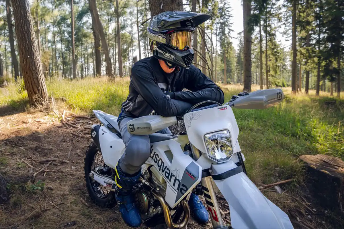 Pilote moto enduro Husqvarna 2027