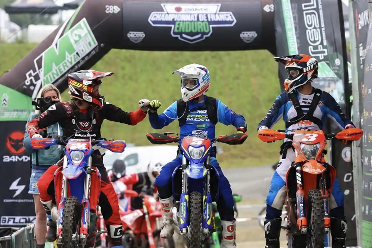 Pilotes enduro podium départ enduro France 