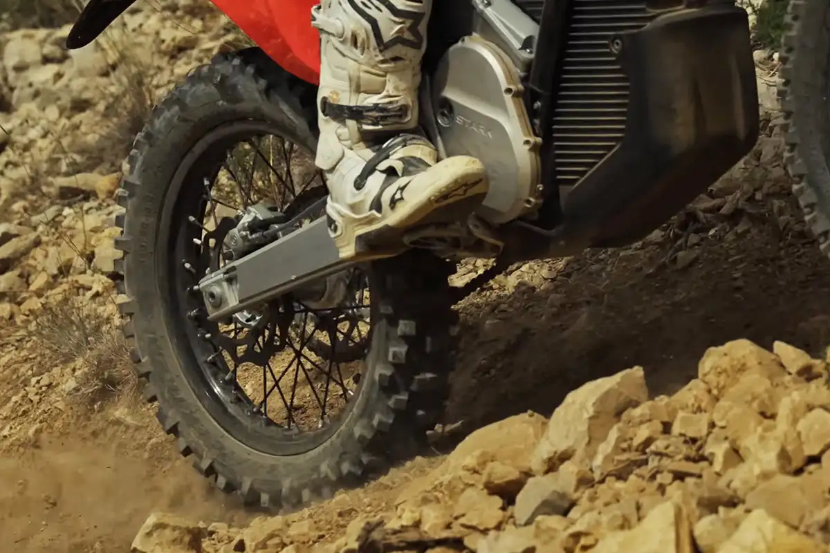 Pneu arrière  Starl Varg enduro dans les cailloux