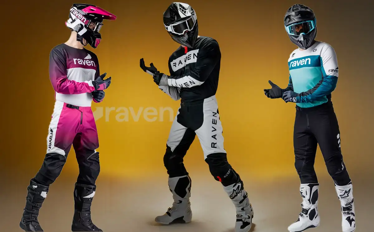 3 pilotes avec tenues marque Raven