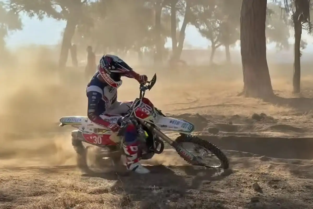 Zach Pihcin pilote Français en action avec sa TM au Portugal