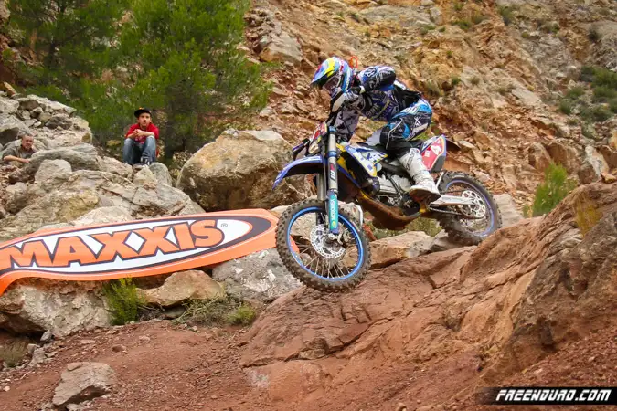 un pilotage coulé , c'est la marque de fabrique de Pela Jump enduro avec Pela Renet