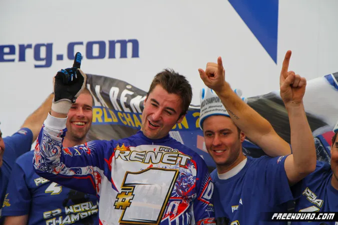 Pela tout sourire pour célébrer son premier titre mondial en enduro Pela Renet enduro Husaberg