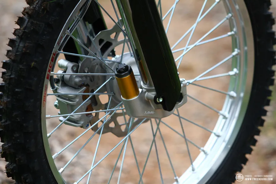gros plan sur les pieds de la fourche SSH fourche SSH Suzuki enduro