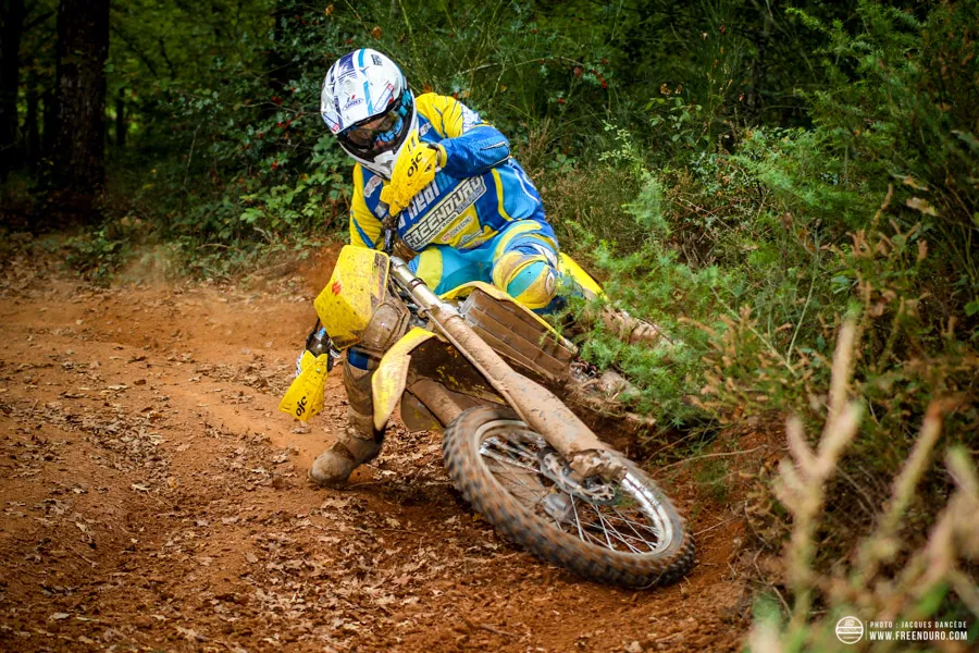 Pour attaquer avec cette 450 Suz' il faudra impérativement disposer d'un certain bagage technqiue, sous peine de satéllisation intempestive photo enduro de l'essai de ma 450 Suzuki RMZ 2015