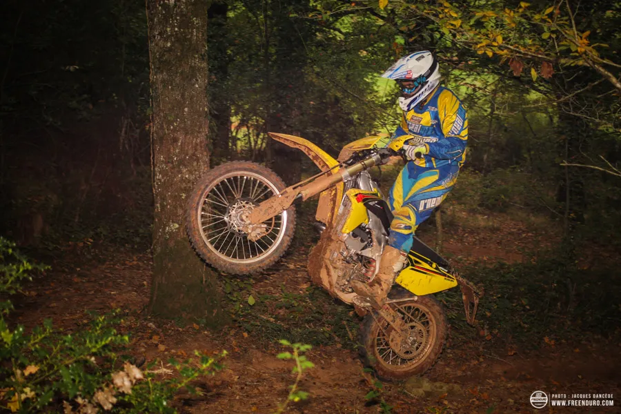 wheeling moto avec la Suzuki 450 RMZ enduro et Yannick Labat