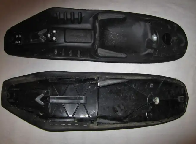 gros plan sur les fixations des 2 selles fixation selle KTM enduro